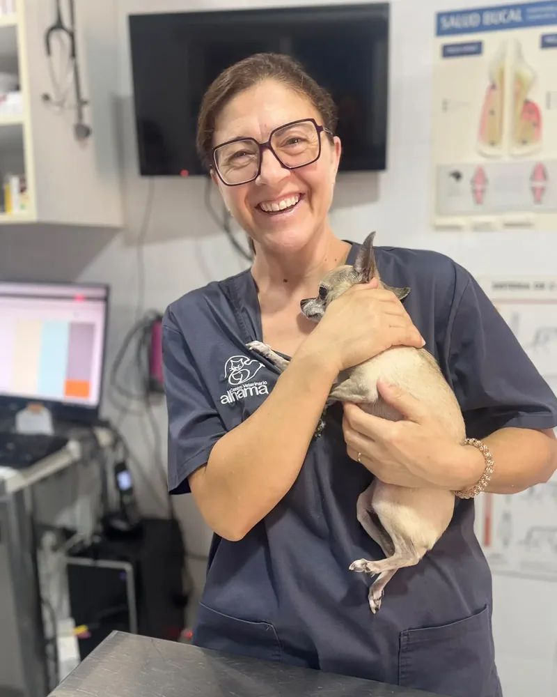 Carmen Navarro Fernández, Auxiliar de Veterinaria y Recepción del Centro Veterinario Alhama