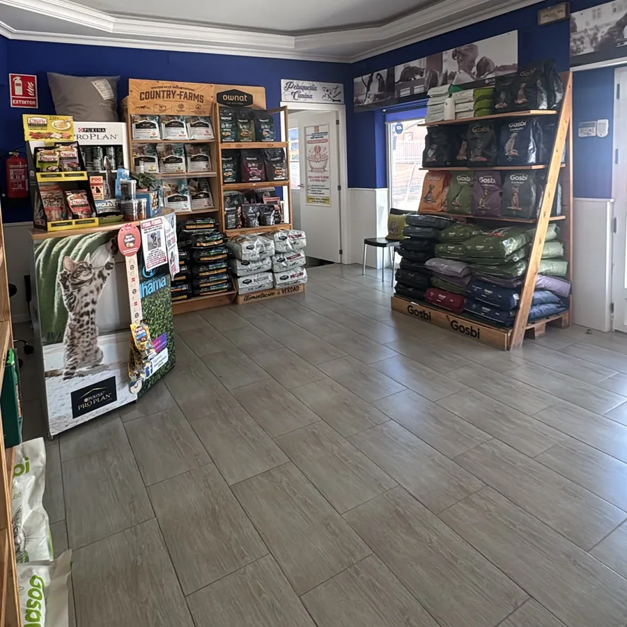 Sala de espera y zona de tienda del Centro Veterinario Alhama