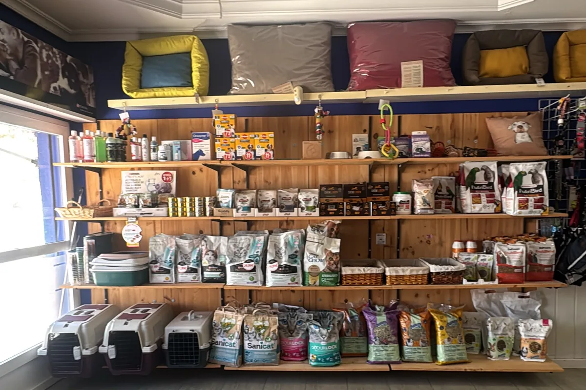 Tienda del Centro Veterinario Alhama con productos naturales y premium